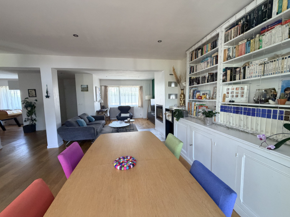 Intérieur d'une maison à Auray avec une salle à manger colorée et un salon lumineux.
