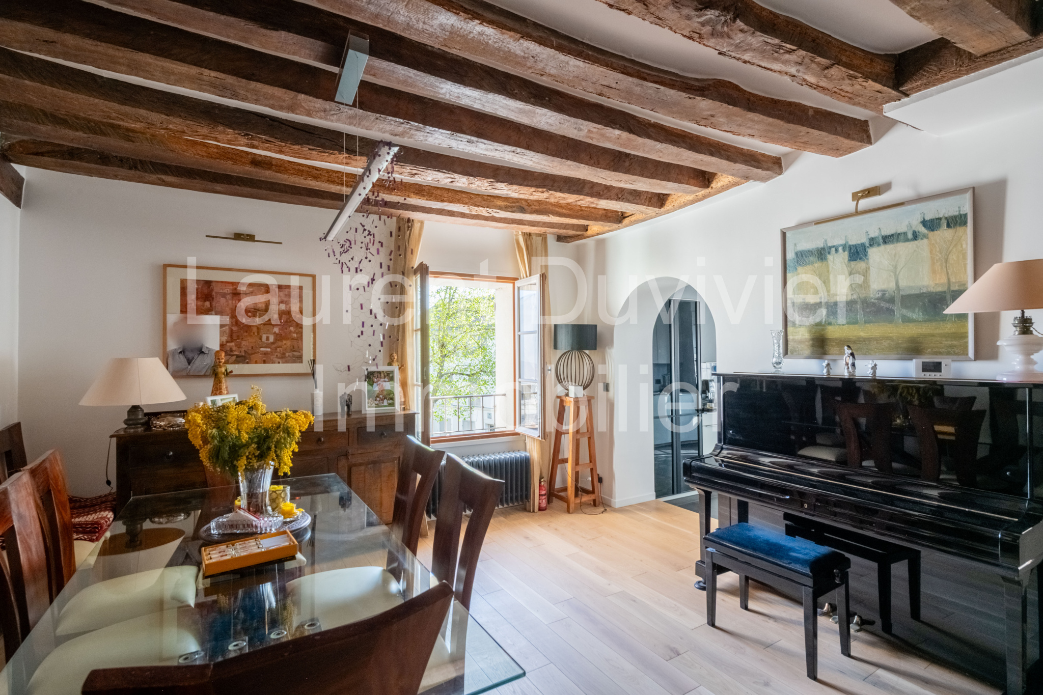 Intérieur d’une maison vigneronne rénovée Intérieur d'une maison vigneronne rénovée avec poutres apparentes et piano à queue.
