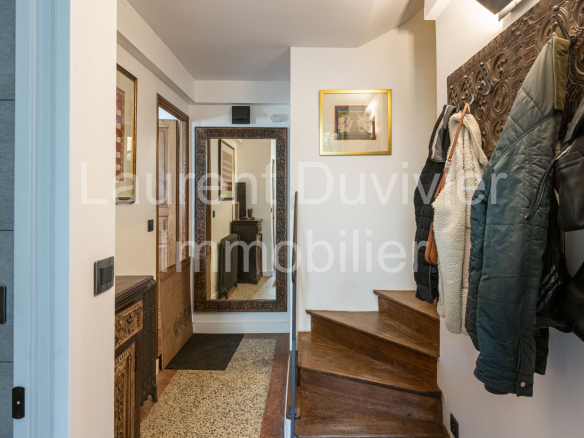 Intérieur d'une maison vigneronne rénovée avec un hall d'entrée et un escalier en bois.