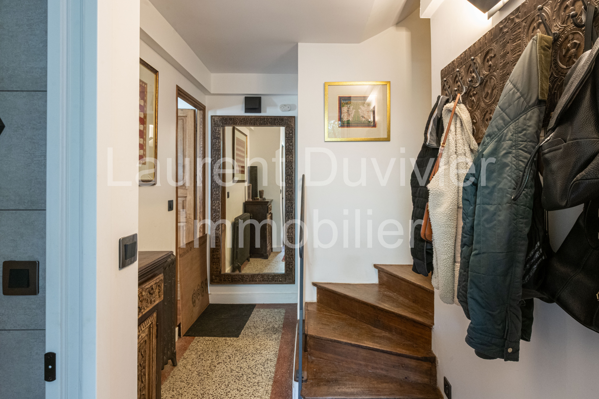Intérieur d’une maison vigneronne rénovée Intérieur d'une maison vigneronne rénovée avec un hall d'entrée et un escalier en bois.