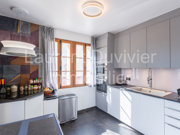 Cuisine moderne dans une maison vigneronne rénovée à Marly-le-Roi.