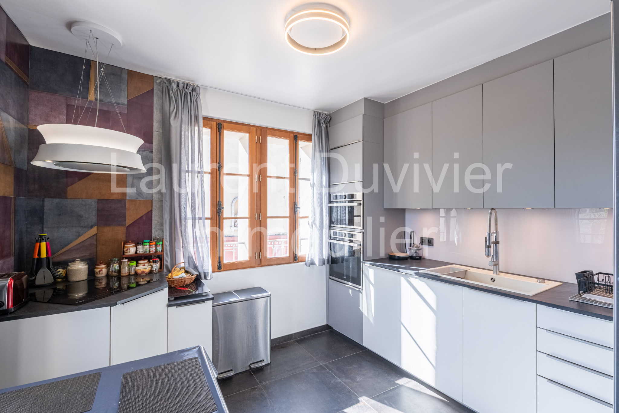 Cuisine d’une maison vigneronne rénovée Cuisine moderne dans une maison vigneronne rénovée à Marly-le-Roi.