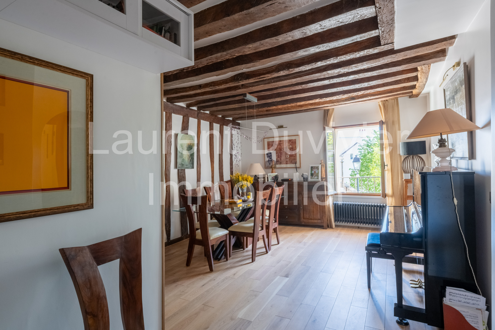 Intérieur d’une maison vigneronne du XVIIe Intérieur d'une maison vigneronne rénovée avec poutres apparentes et mobilier moderne.