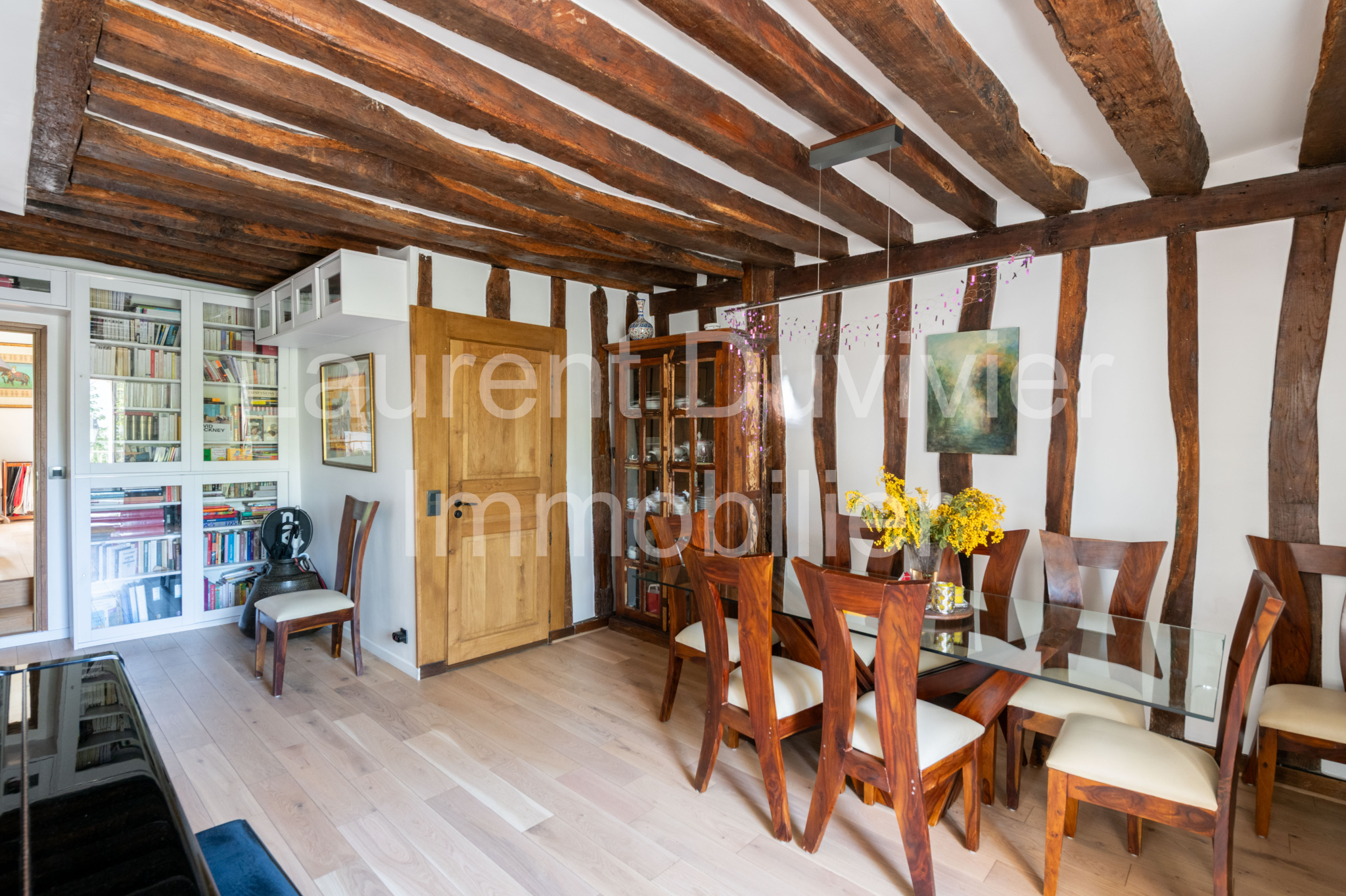 Intérieur d’une maison vigneronne rénovée Intérieur d'une maison vigneronne rénovée avec poutres apparentes et mobilier moderne à Marly-le-Roi.