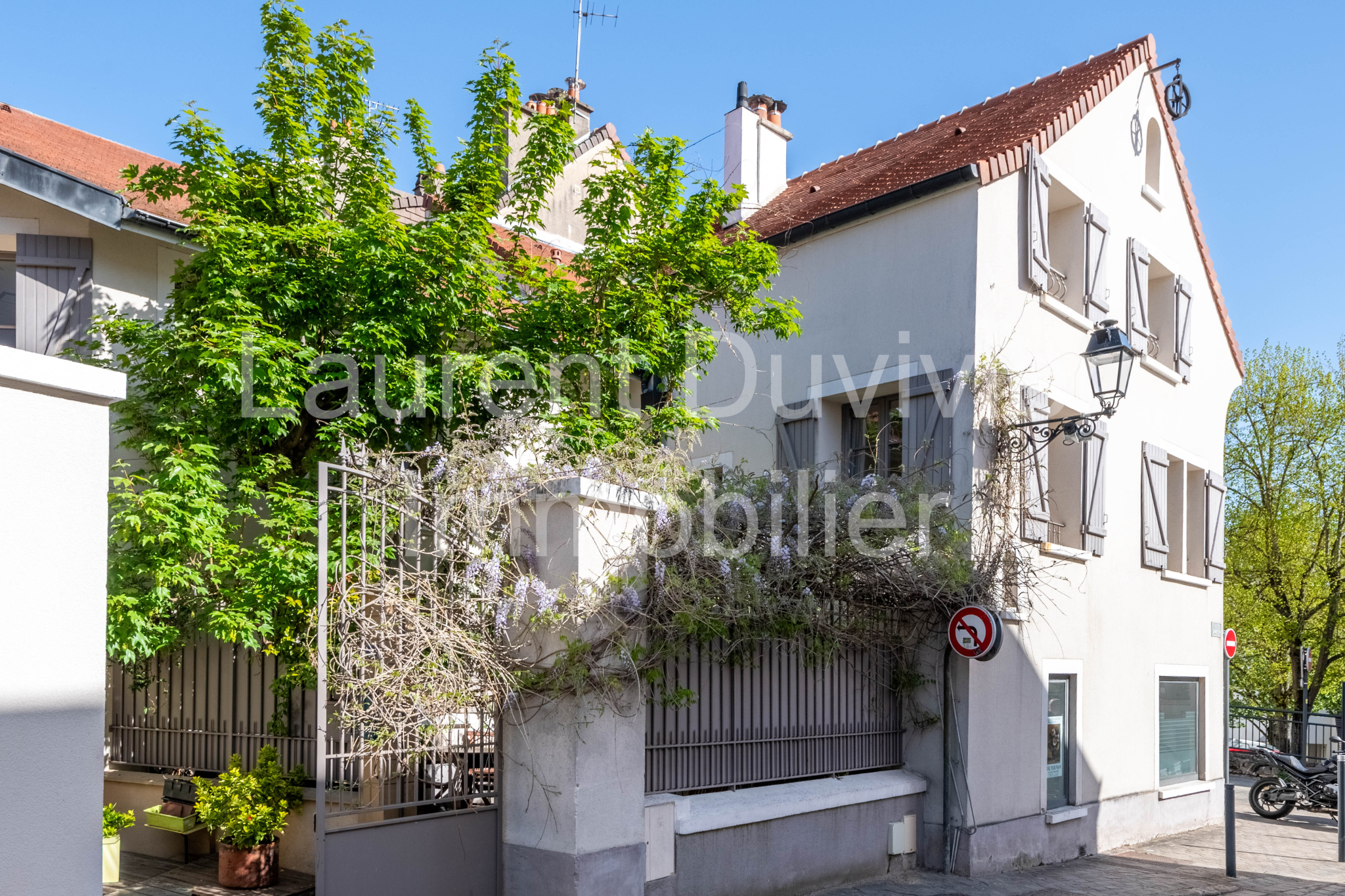 Maison vigneronne rénovée à Marly-le-Roi Maison vigneronne rénovée du XVIIe siècle à Marly-le-Roi avec murs épais et jardin