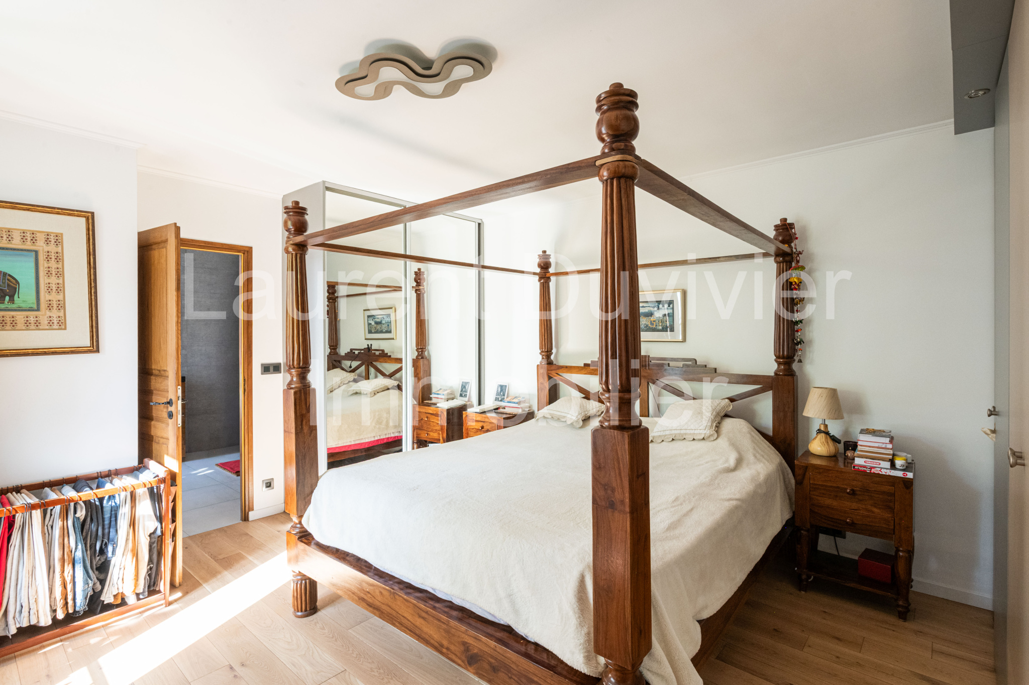 Chambre d’une maison vigneronne rénovée Chambre d'une maison vigneronne rénovée avec un lit à baldaquin et des meubles en bois.