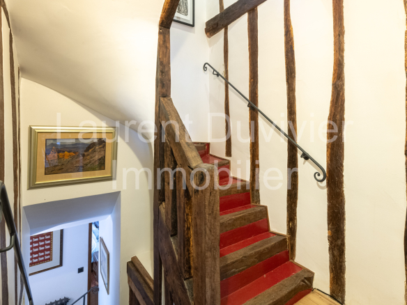 Escalier en bois avec rambarde dans une maison vigneronne du XVIIe siècle à Marly-le-Roi.