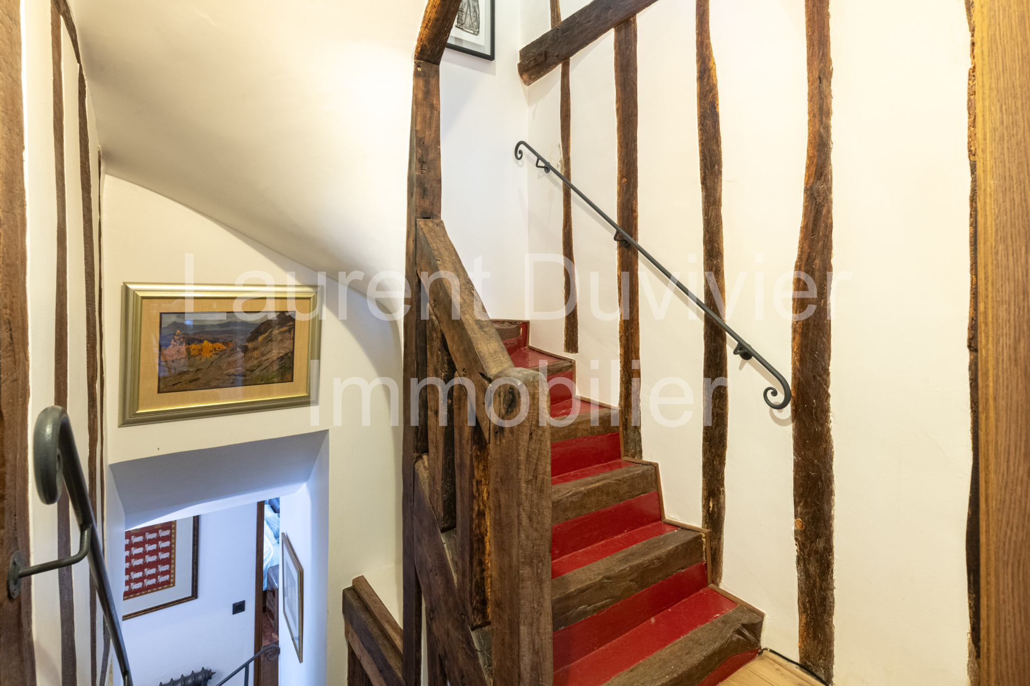 Escalier d’une maison vigneronne rénovée Escalier en bois avec rambarde dans une maison vigneronne du XVIIe siècle à Marly-le-Roi.