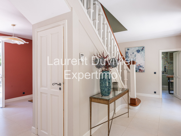 Intérieur d'une propriété à Auffargis avec un hall d'entrée lumineux et une décoration élégante.