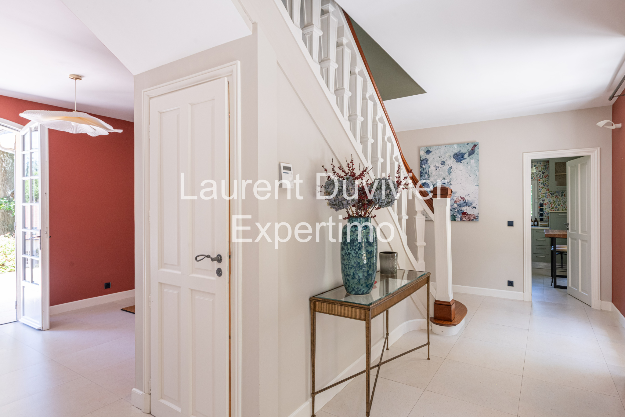 Intérieur d'une propriété à Auffargis avec un hall d'entrée lumineux et une décoration élégante.