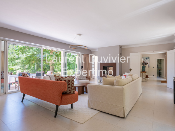 Intérieur d'une propriété élégante à Auffargis avec salon lumineux et accès à l'extérieur.