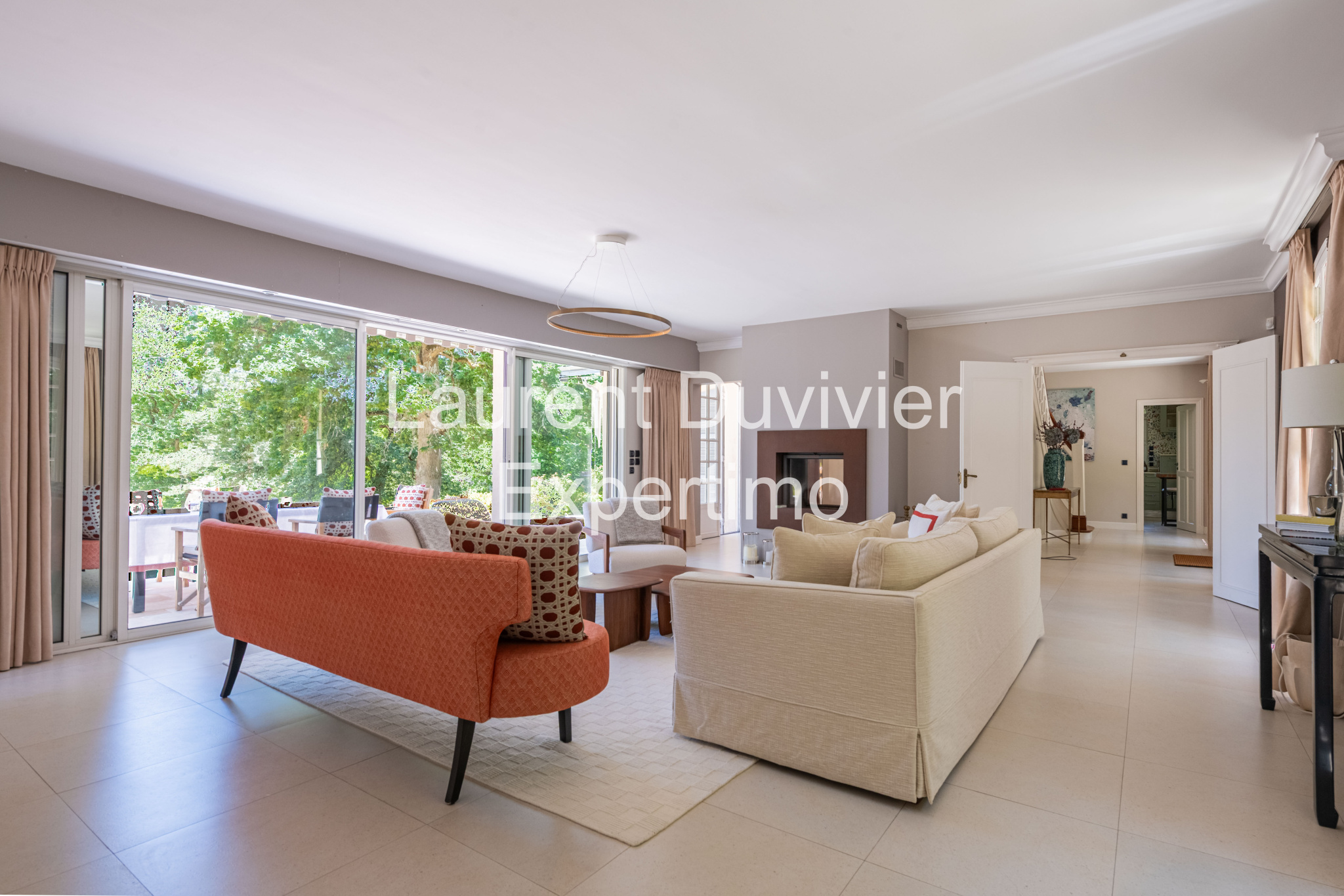 Intérieur d'une propriété élégante à Auffargis avec salon lumineux et accès à l'extérieur.