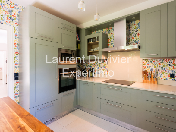 Cuisine moderne avec des meubles gris et un carrelage coloré à Auffargis.
