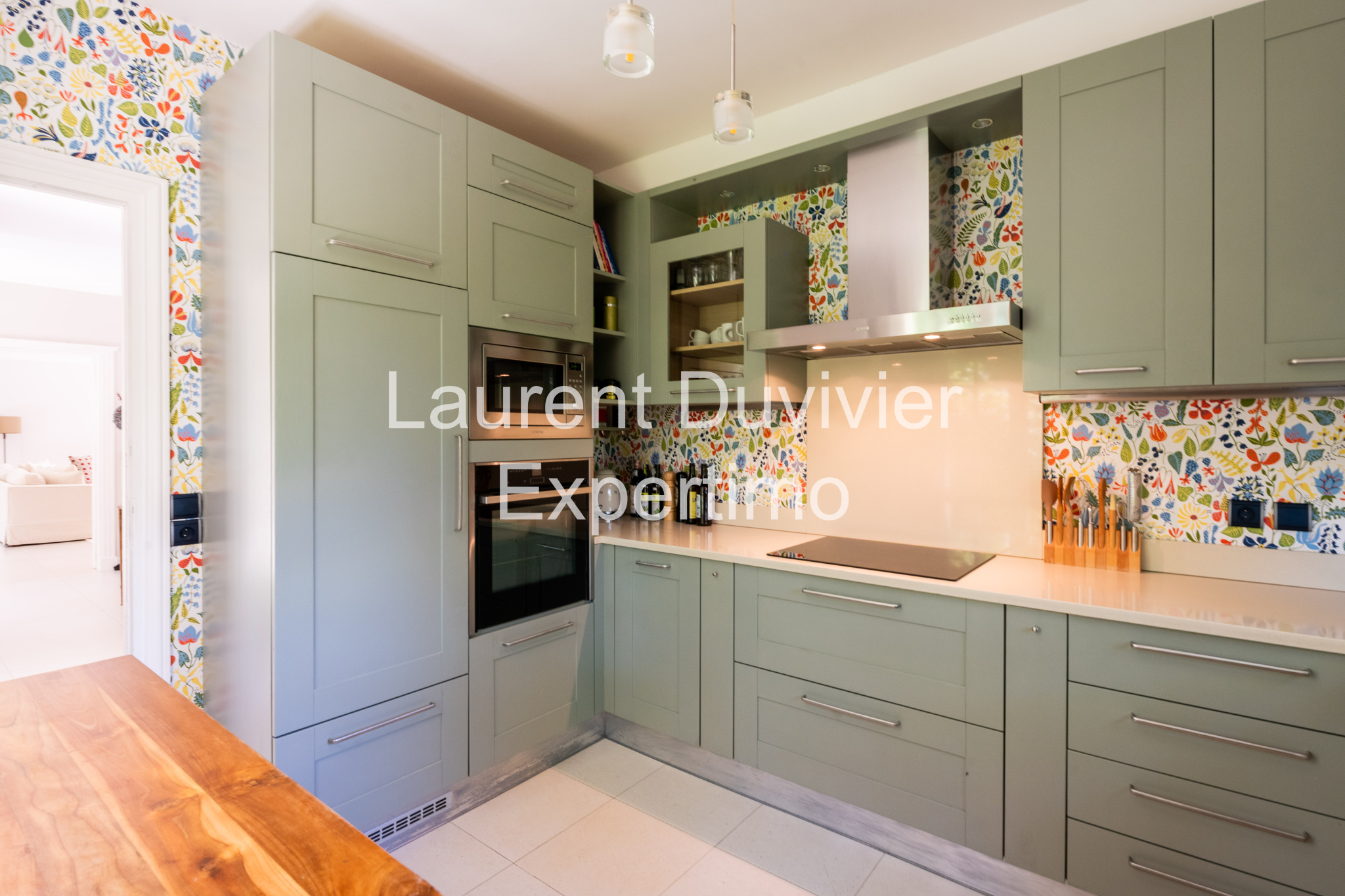 Cuisine moderne avec des meubles gris et un carrelage coloré à Auffargis.