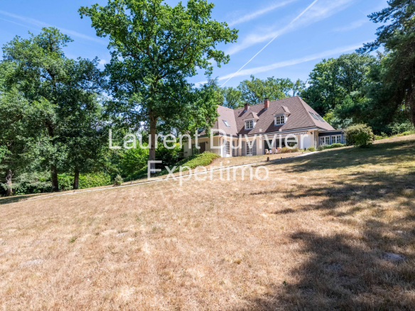 Propriété élégante avec jardin et arbres à Auffargis, près de l'Abbaye des Vaux de Cernay.