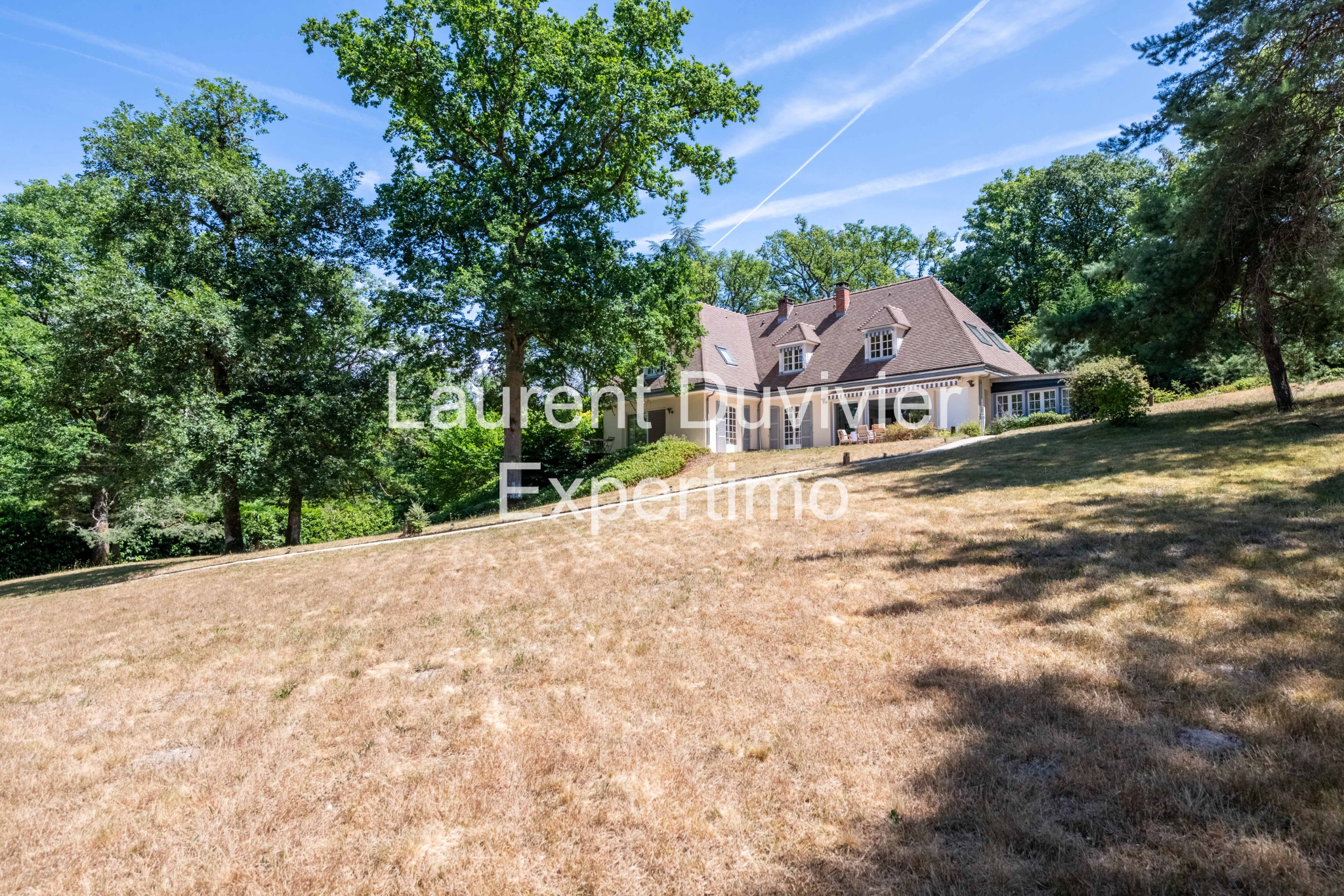 Propriété élégante avec jardin et arbres à Auffargis, près de l'Abbaye des Vaux de Cernay.