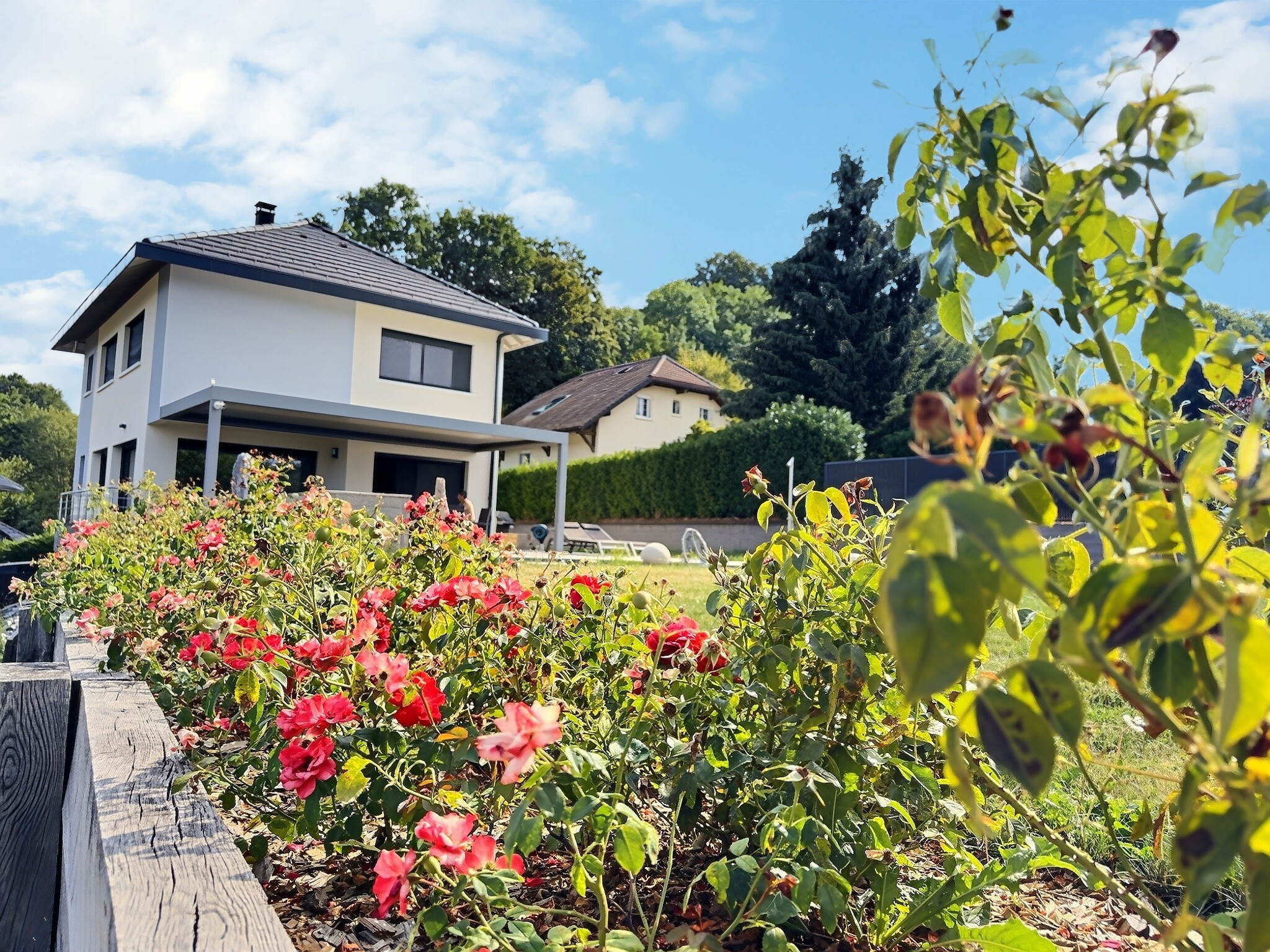 Maison contemporaine à vendre Maison contemporaine avec jardin fleuri à Menthonnex-en-Bornes.