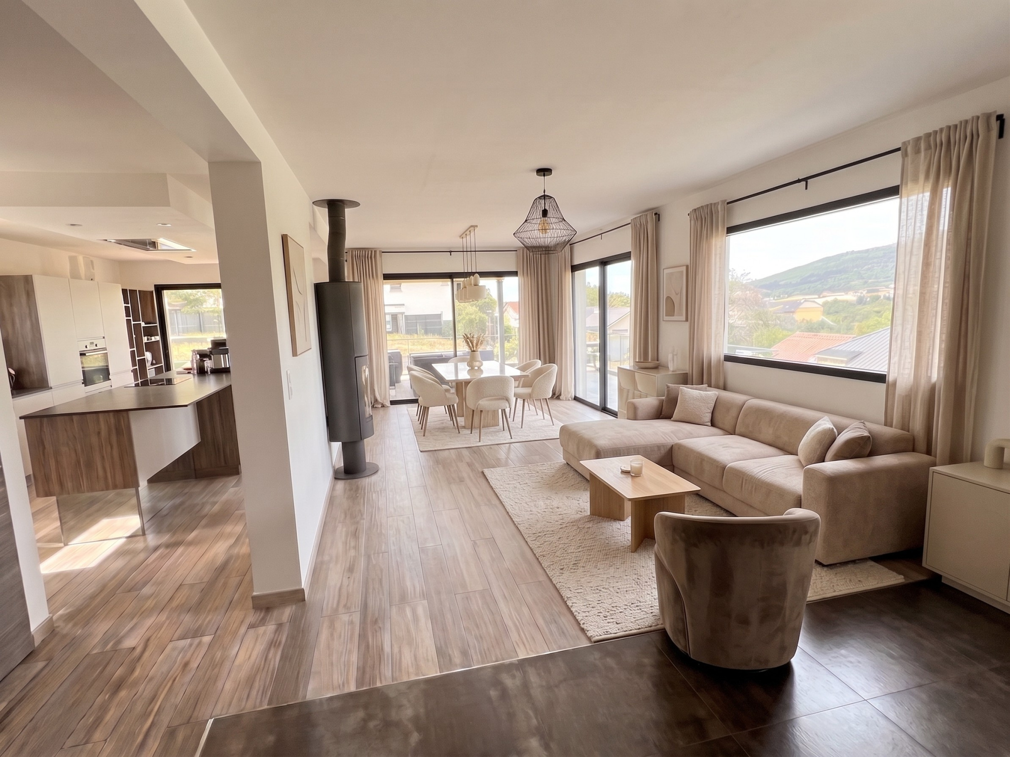 Intérieur d’une maison contemporaine Intérieur d'une maison contemporaine à Menthonnex-en-Bornes, avec salon lumineux et cuisine ouverte.