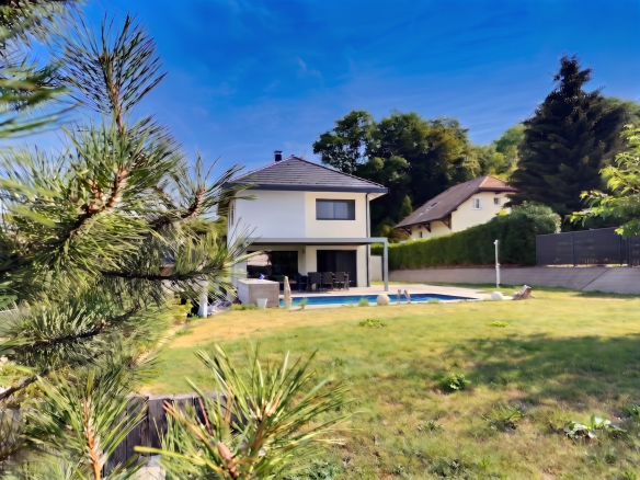 Maison contemporaine avec piscine et jardin à Menthonnex-en-Bornes