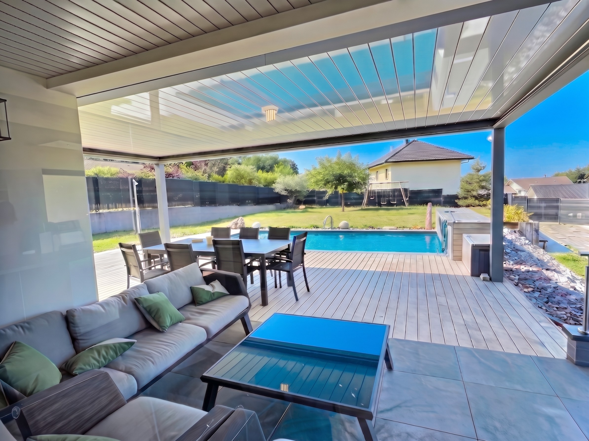 Terrasse avec piscine à Menthonnex-en-Bornes Terrasse d'une maison contemporaine avec piscine à Menthonnex-en-Bornes, mobilier de jardin et vue dégagée.