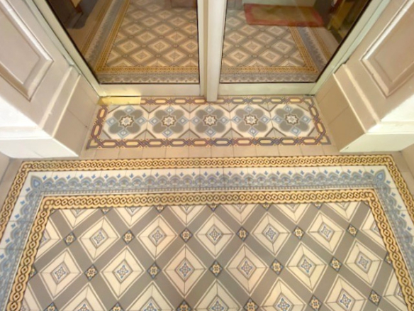 Entrée avec carreaux de ciment colorés dans un immeuble ancien à Paris 12ème.