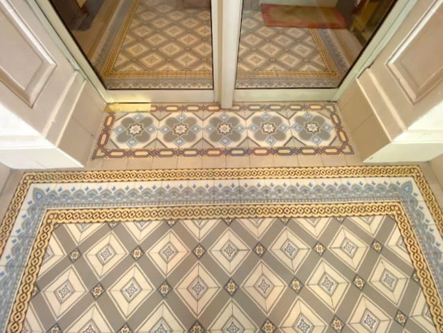 Entrée d’un immeuble ancien à Paris 12ème Entrée avec carreaux de ciment colorés dans un immeuble ancien à Paris 12ème.