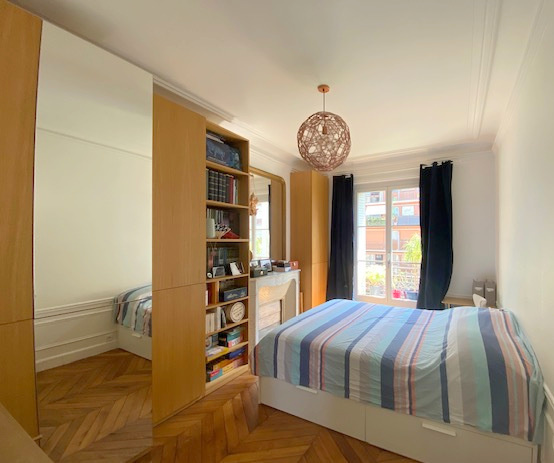 Chambre d’appartement ancien à Paris 12ème Chambre d'un appartement ancien à Paris 12ème, avec lit double et bibliothèque intégrée.