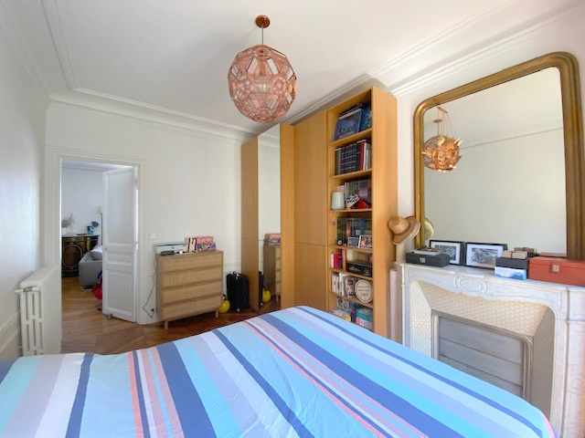 Chambre d’appartement ancien à Paris 12ème Chambre d'un appartement ancien à Paris 12ème, avec lit et rangements intégrés.