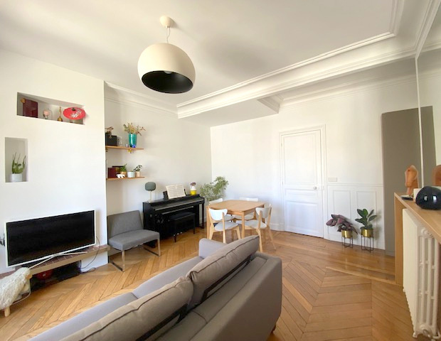Salon d’un appartement à Paris 12ème Salon lumineux d'un appartement de 3 pièces à Paris 12ème, avec parquet et mobilier moderne.