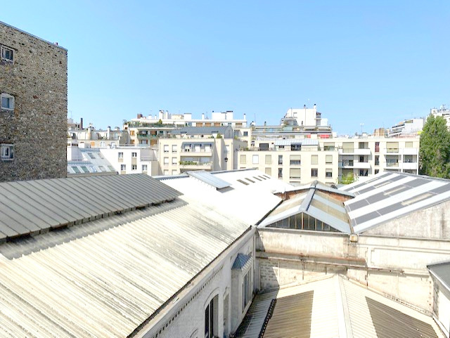 Vue depuis un appartement à Paris 12ème Vue depuis un immeuble ancien à Paris 12ème, montrant des toits et bâtiments environnants.