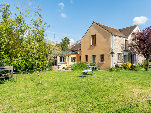 Demeure de charme à Bouvier avec jardin et extérieur ensoleillé.
