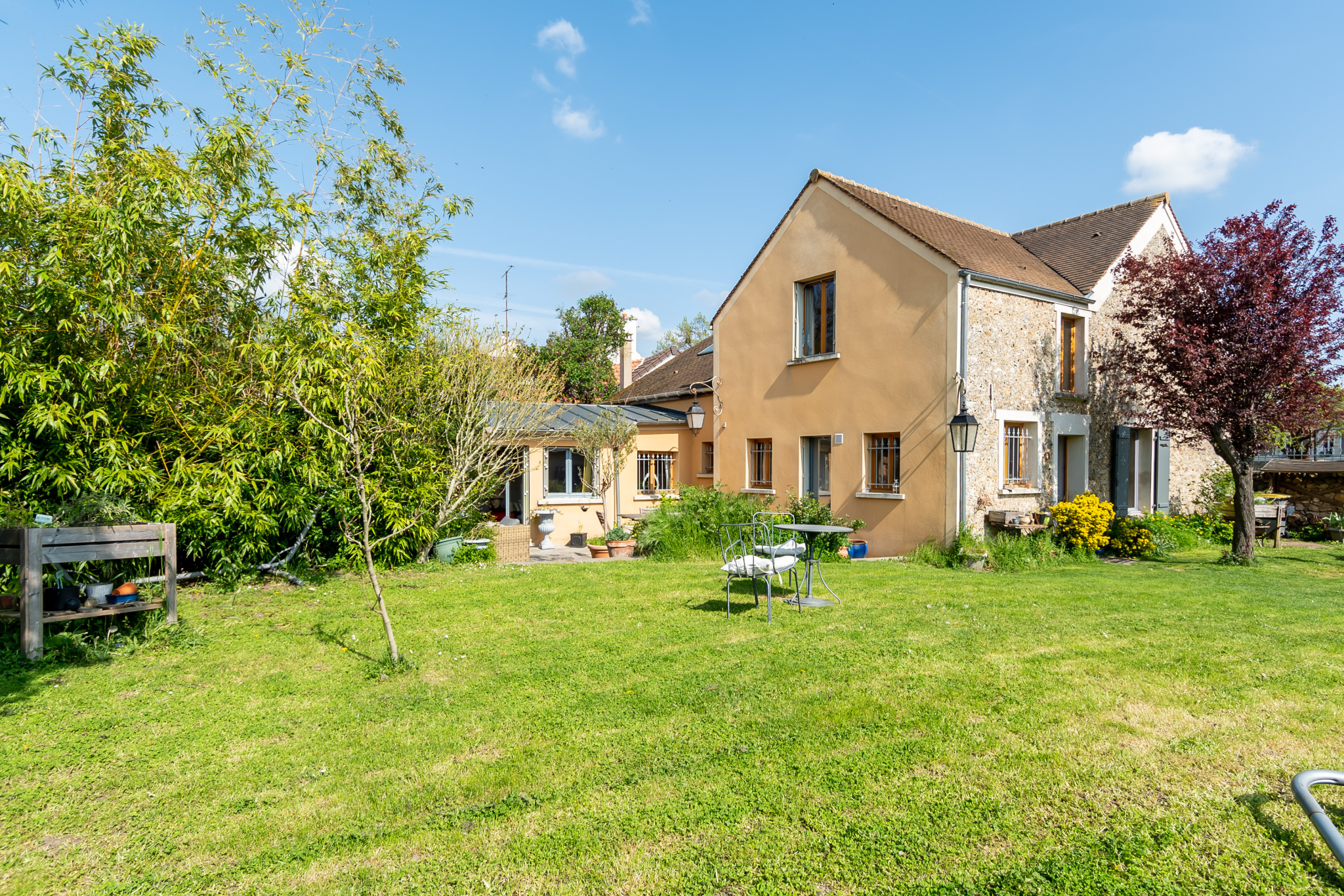 Demeure de charme à Bouvier avec jardin et extérieur ensoleillé.