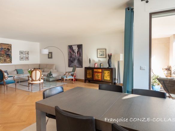 Intérieur d'un appartement familial lumineux avec salon, salle à manger et balcon à Levallois-Perret.