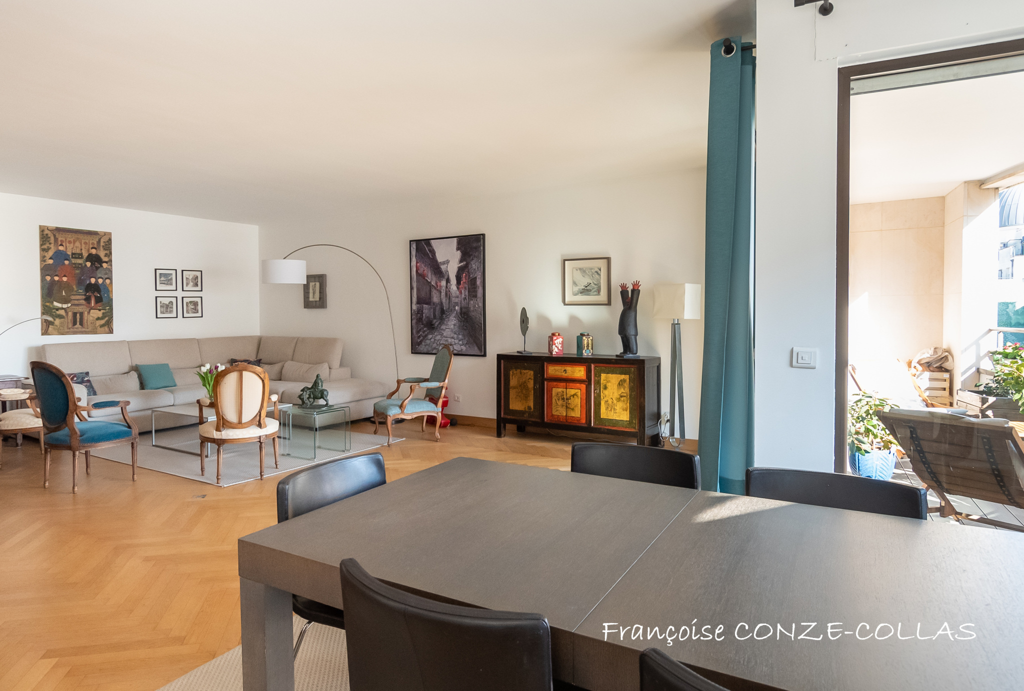 Intérieur d'un appartement familial lumineux avec salon, salle à manger et balcon à Levallois-Perret.