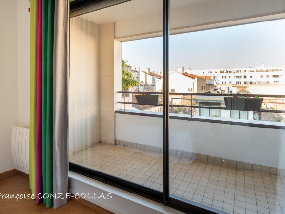 Loggia d'un appartement lumineux avec vue sur la ville à Levallois-Perret.
