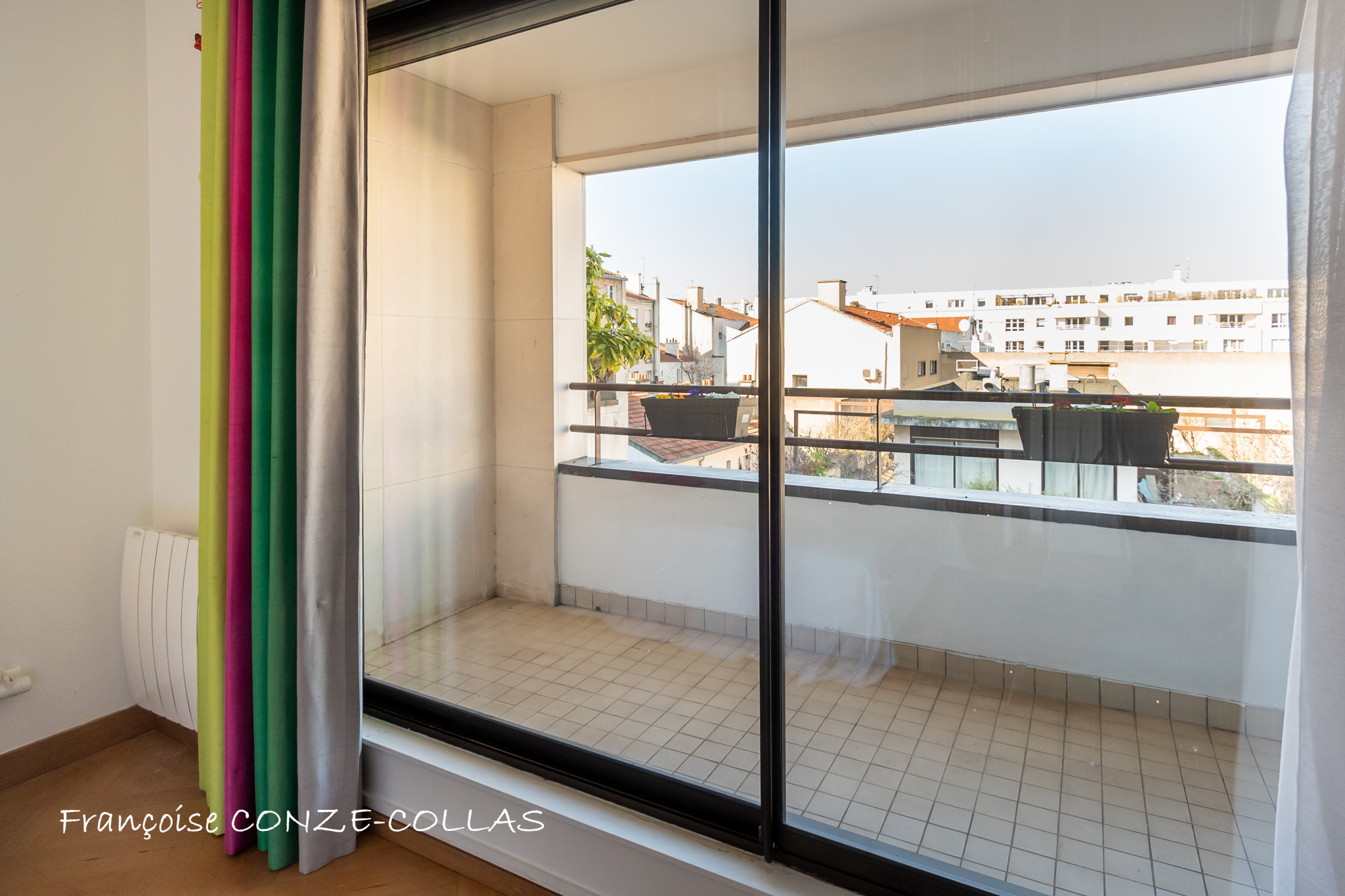 Loggia d'un appartement lumineux avec vue sur la ville à Levallois-Perret.