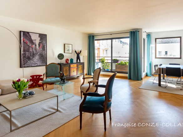 Salon lumineux d'un appartement familial avec parquet en chêne et balcon à Levallois-Perret.
