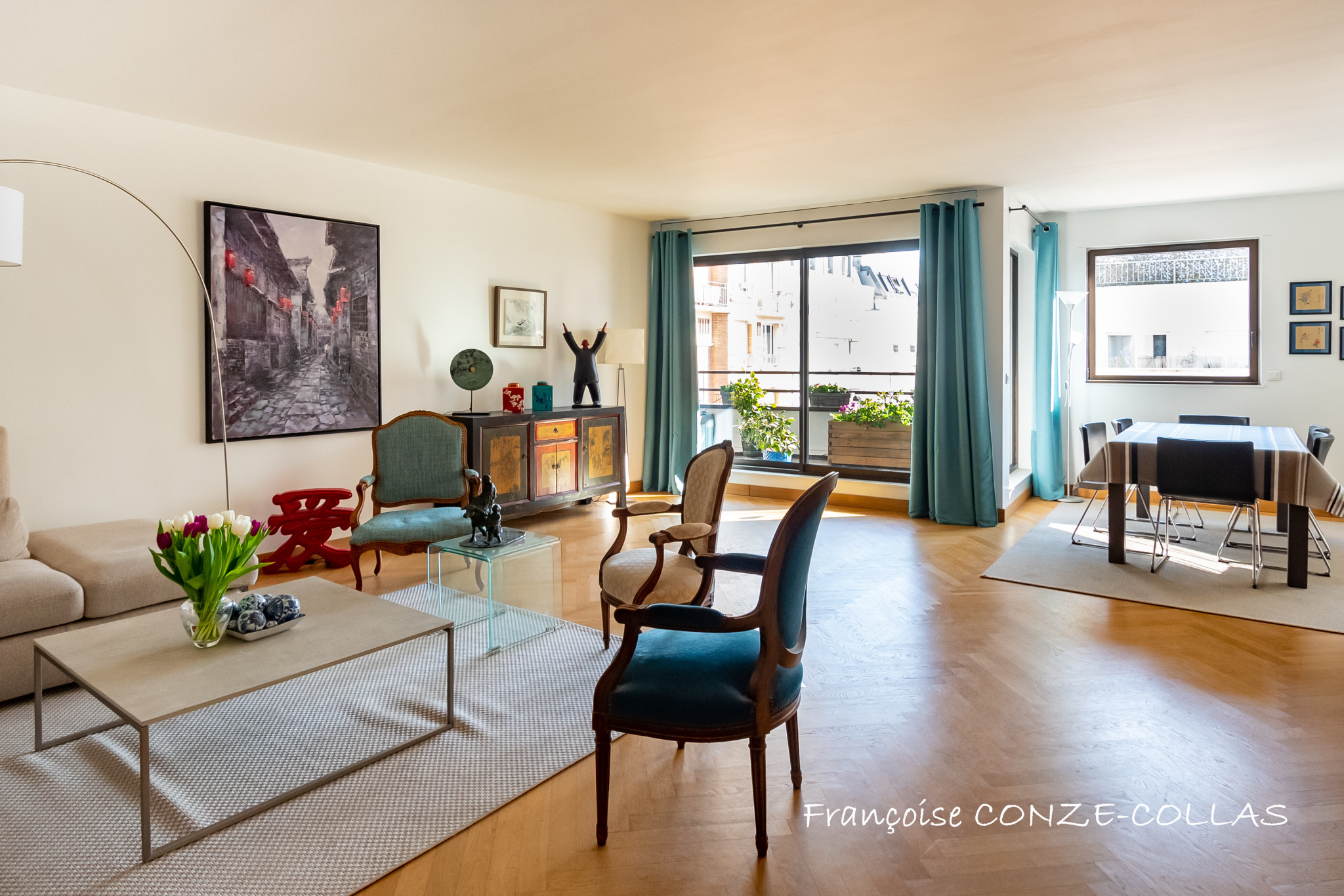 Salon lumineux d'un appartement familial avec parquet en chêne et balcon à Levallois-Perret.