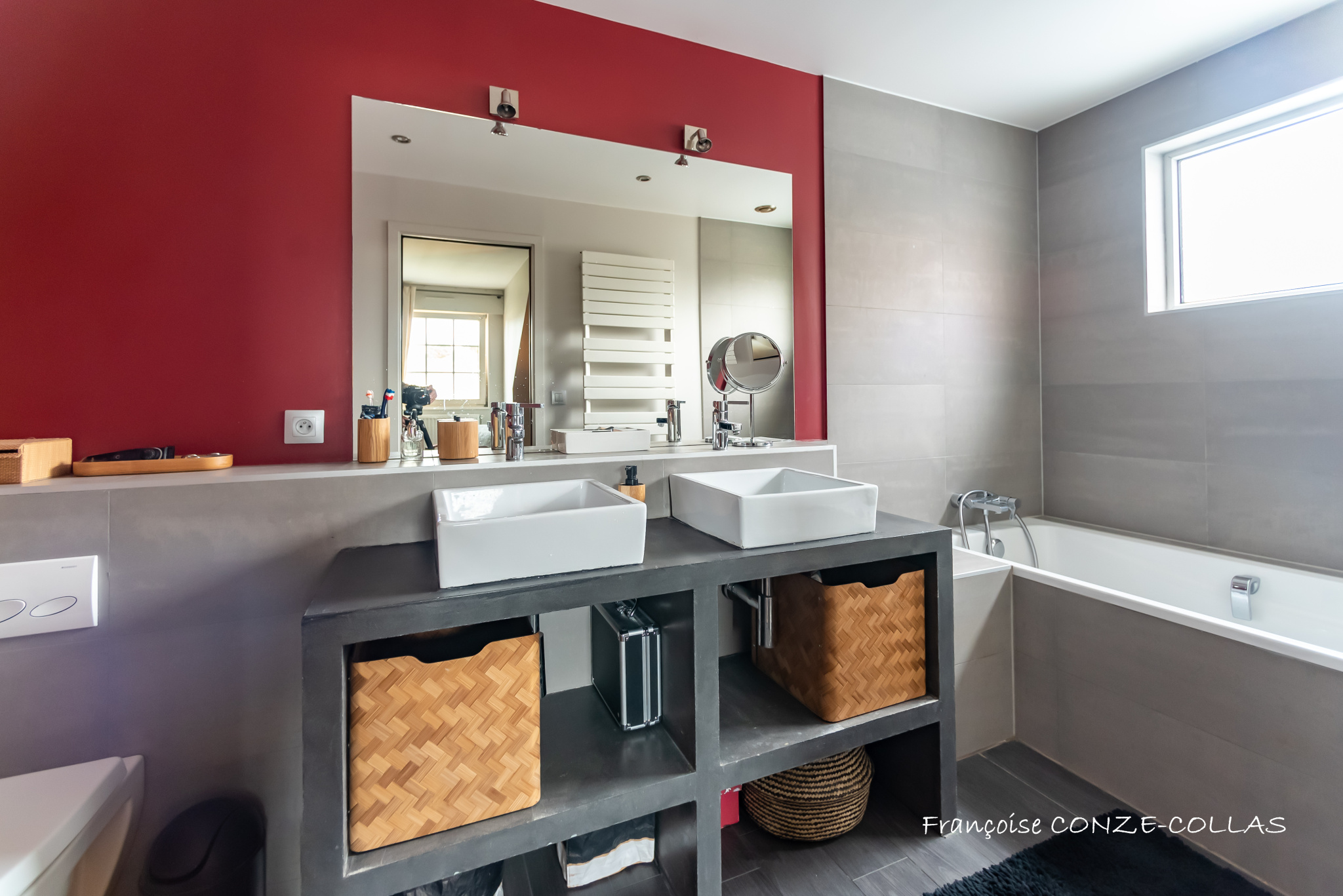 Salle de bain contemporaine Salle de bain moderne avec deux lavabos et baignoire, murs gris et rouge.