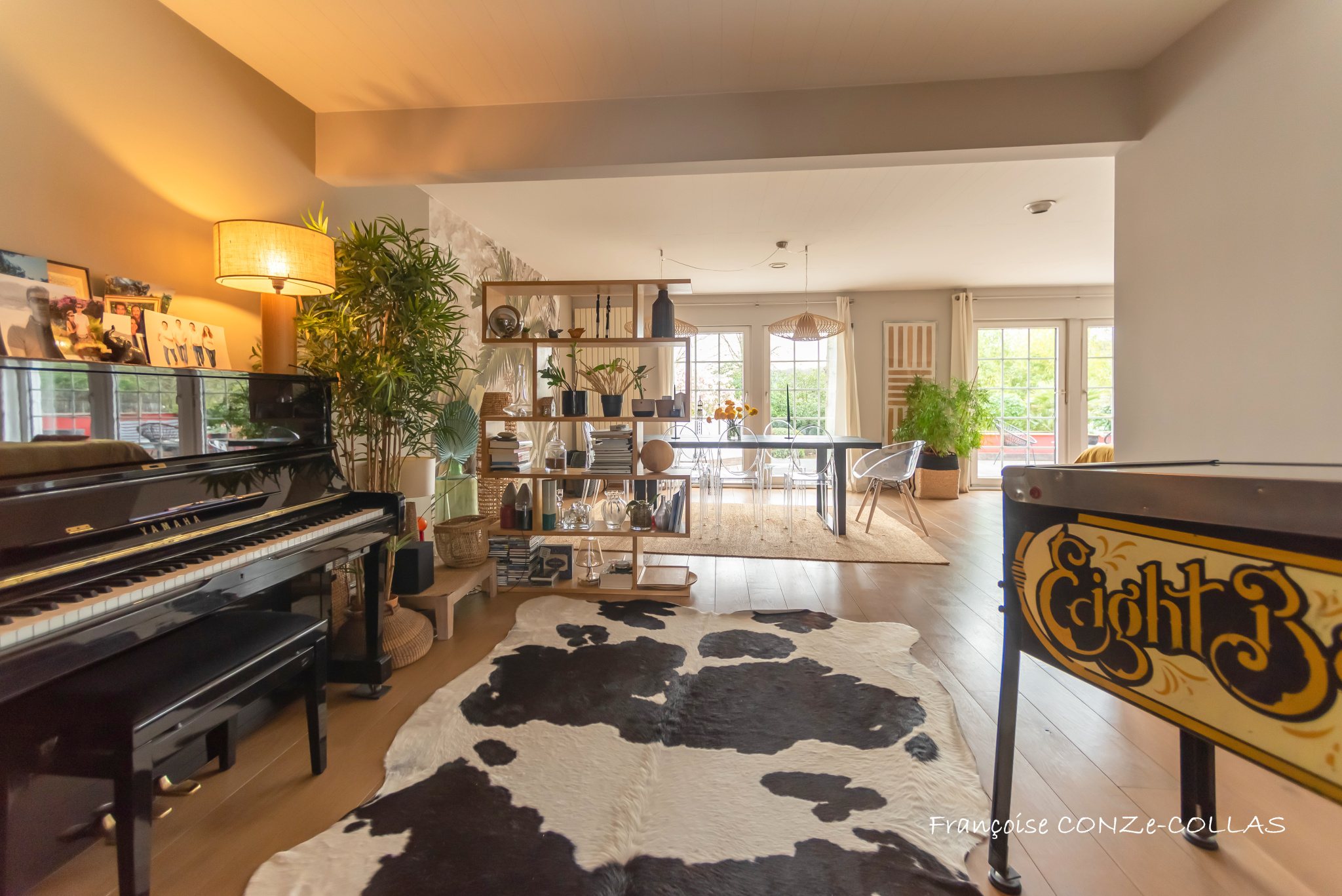 Intérieur d’une maison à Garches Intérieur d'une maison moderne avec piano, étagère et espace de vie lumineux.