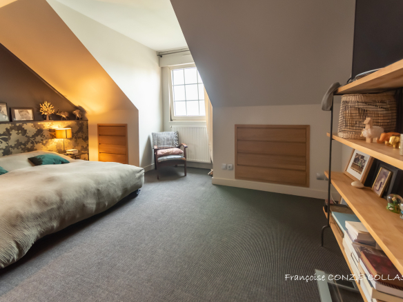 Chambre spacieuse avec décoration moderne et vue sur le jardin.