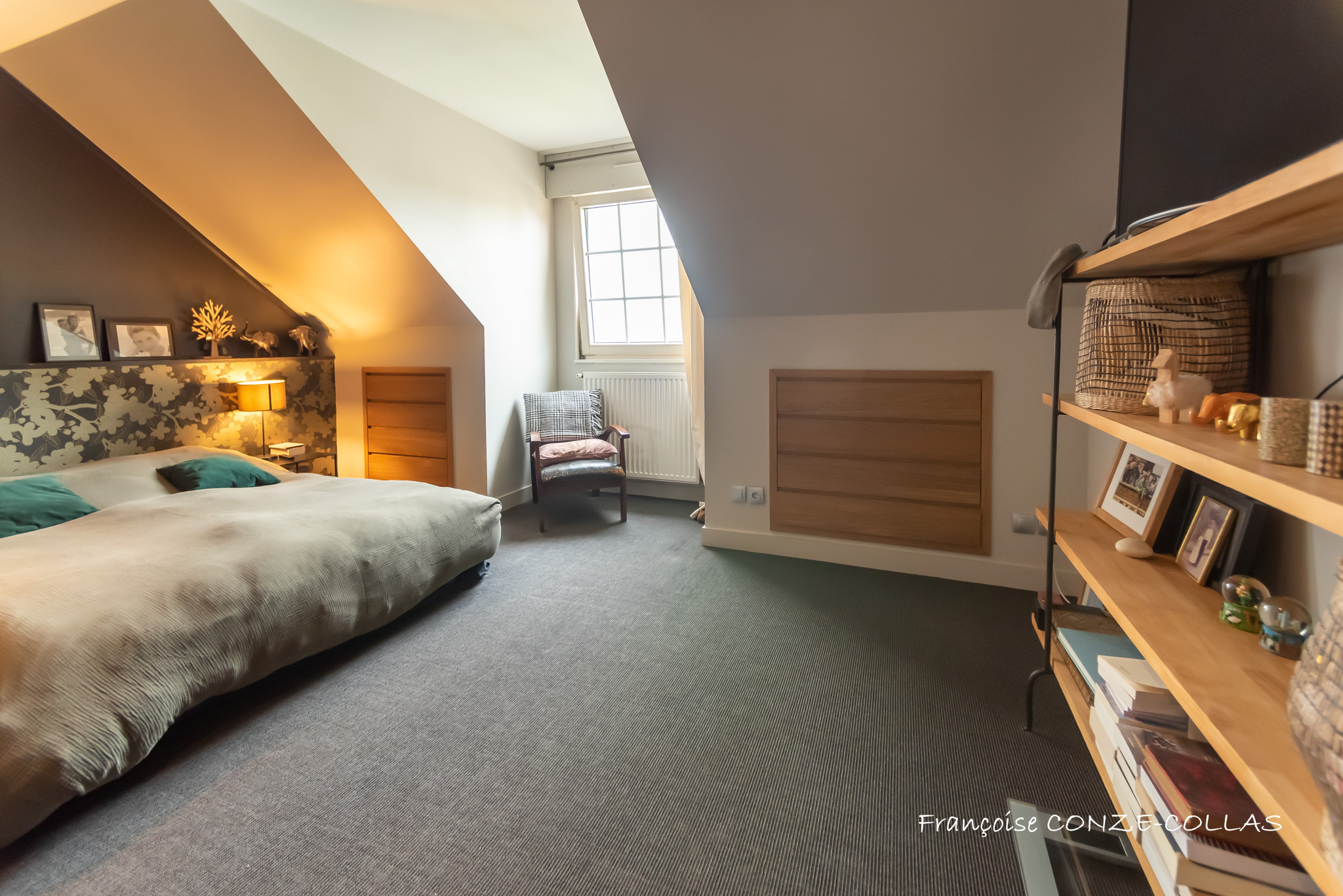 Chambre dans une maison à Garches Chambre spacieuse avec décoration moderne et vue sur le jardin.