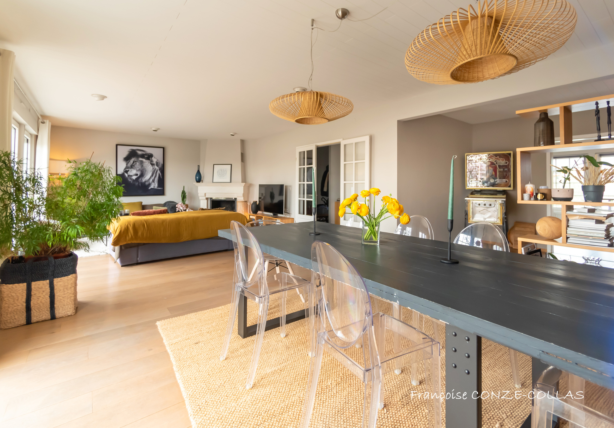 Intérieur d’une maison à Garches Intérieur d'une maison moderne avec salon et salle à manger, décoration contemporaine et lumière naturelle.