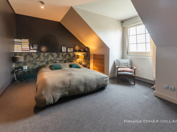 Chambre d'une maison avec décoration moderne et vue sur jardin.