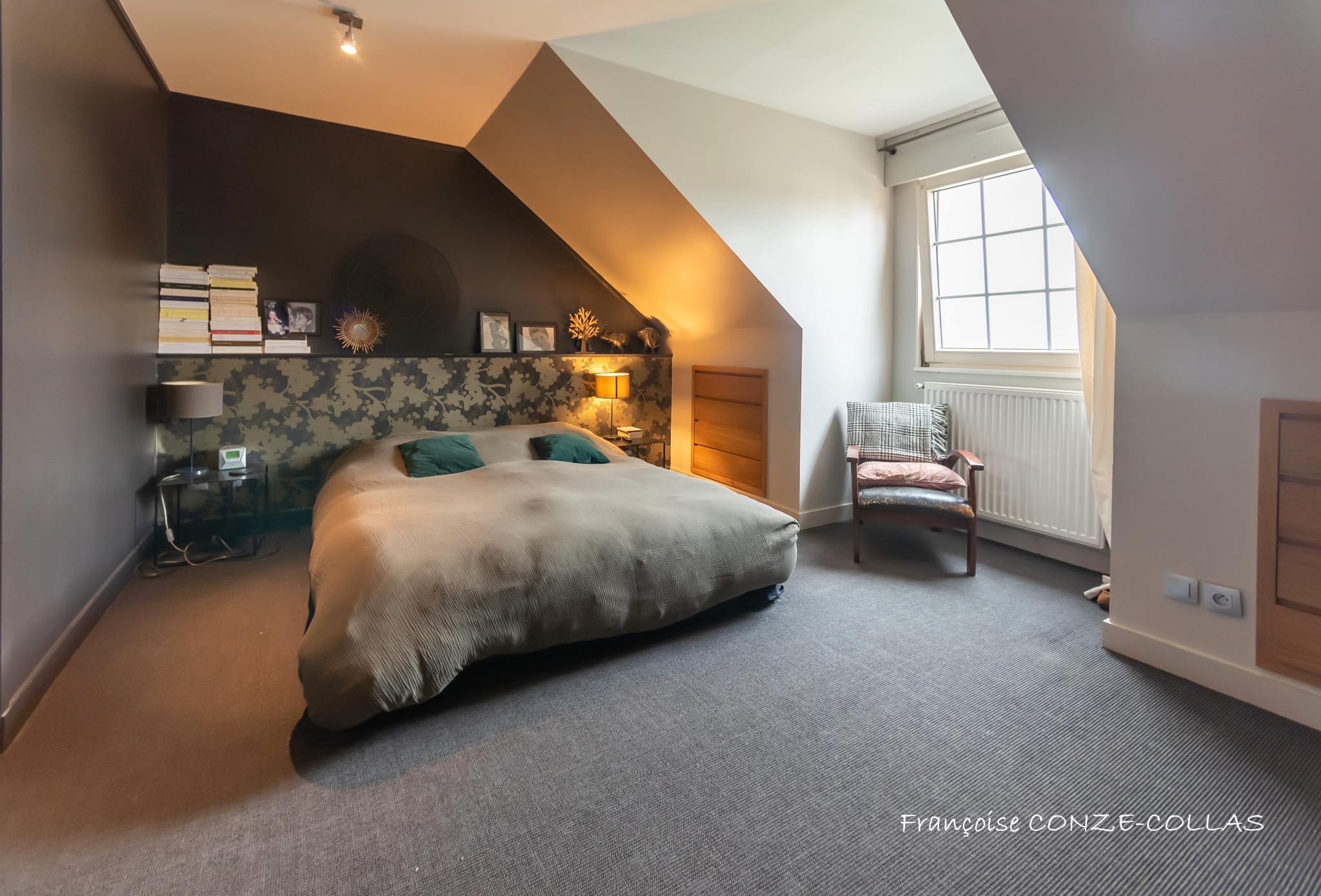 Chambre moderne dans une maison à Garches Chambre d'une maison avec décoration moderne et vue sur jardin.