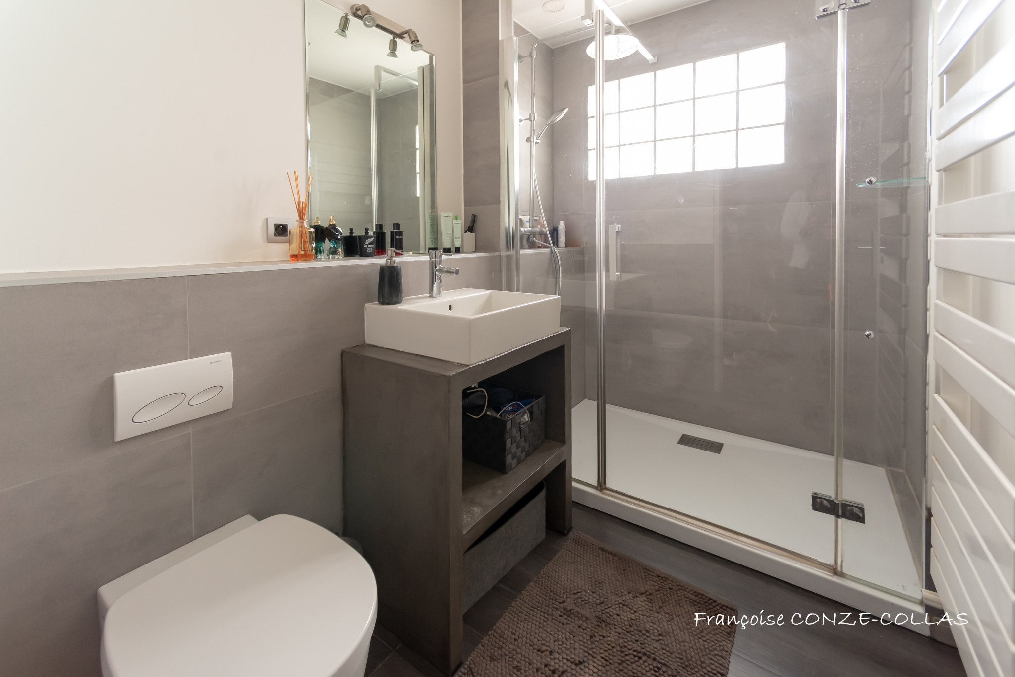 Salle de bain contemporaine Salle de bain moderne avec douche, lavabo et toilettes.