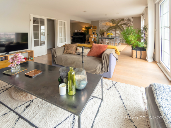 Intérieur d'une maison moderne avec salon lumineux et décoration contemporaine.