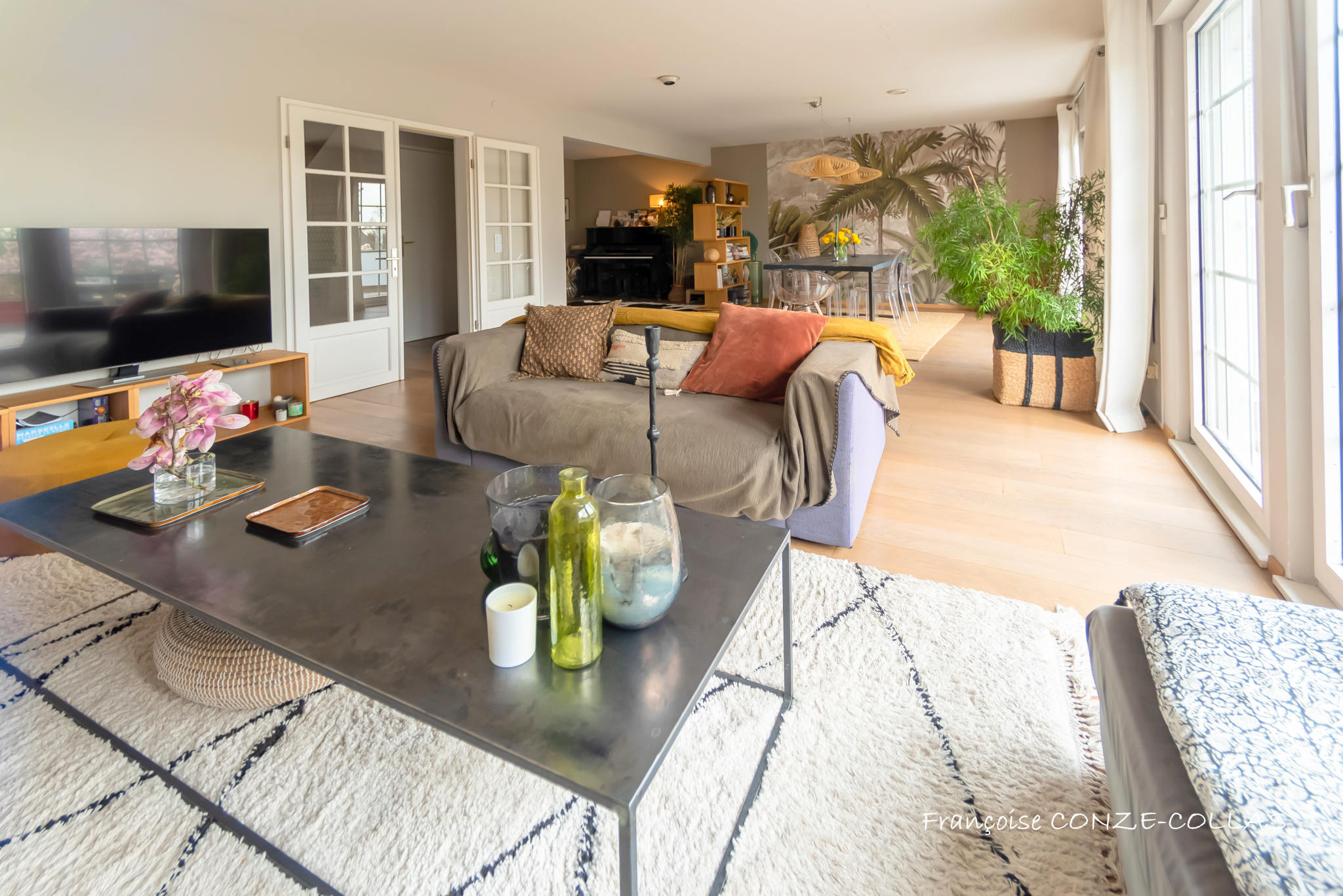Intérieur d’une maison à Garches Intérieur d'une maison moderne avec salon lumineux et décoration contemporaine.