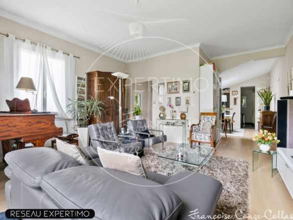 Intérieur d'une maison spacieuse avec salon lumineux et mobilier moderne.