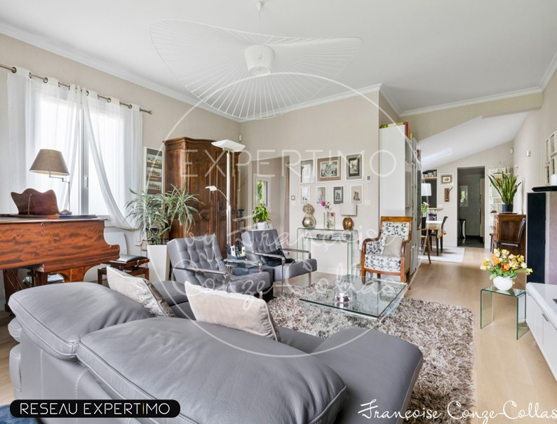 Intérieur d’une maison à vendre à Marnes-la-Coquette Intérieur d'une maison spacieuse avec salon lumineux et mobilier moderne.